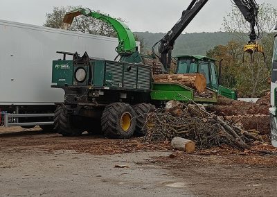 Broyeur de billons AXSEL monté sur un porteur forestier JOHN DEERE 1410D