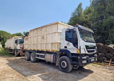 Porteur PL IVECO avec benne fixe et grue de chargement