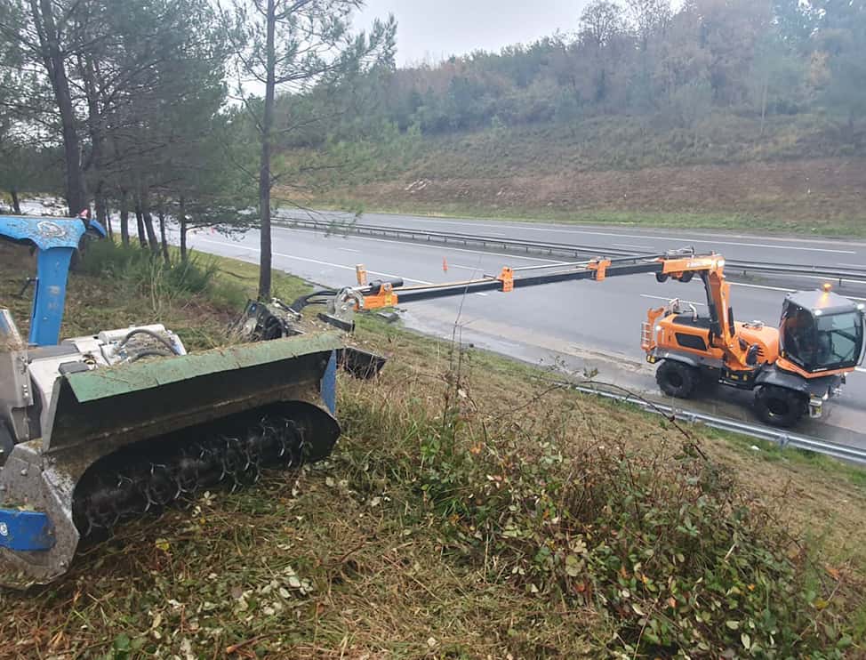 Réalisation de débroussaillage le long de l'autoroute avec un équipement professionnel