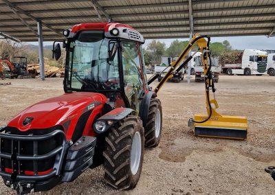 Tracteur TONY CARRARO 8900TR avec bras épareuse