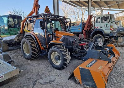 Tracteur LINDNER Lintrac 90 avec broyeur frontal et bras épareuse