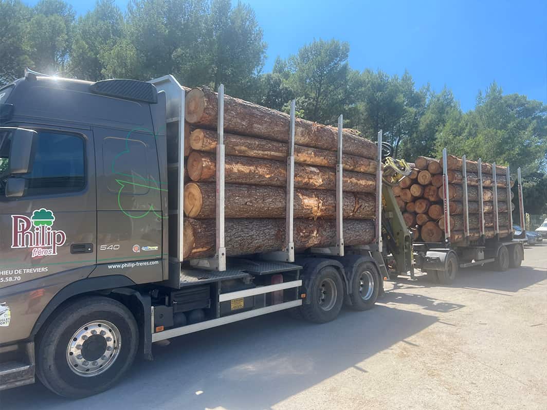 Réalisation d'une mission avec un camion forestier et une remorque forestière 