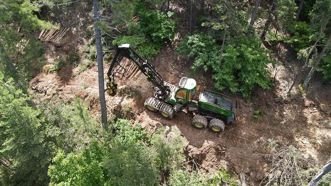 Réalisation d'une mission avec une abatteuse DEERE