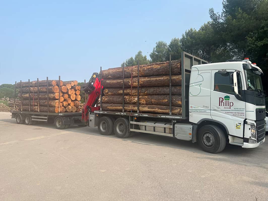 Réalisation d'une mission avec un camion forestier VOLVO